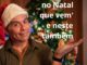 Ator Leandro Hassum com chapéu de Papai Noel na frente da árvore de Natal em pôster do filme da Netflix Tudo bem no Natal que vem. Frase do título da resenha: Tudo bem no Natal que vem - e neste também
